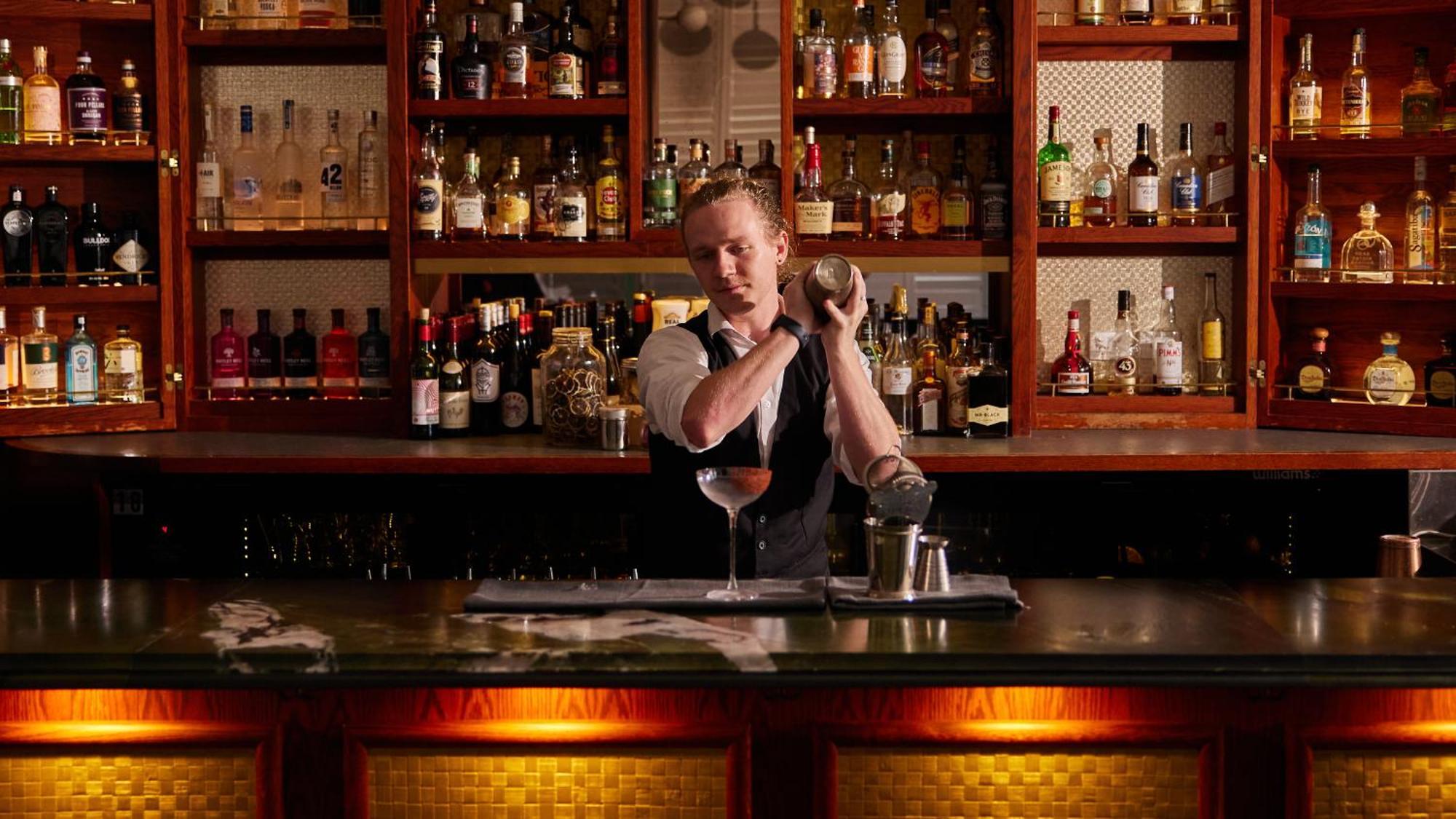 Ovolo The Valley Brisbane Exterior foto A bartender at work