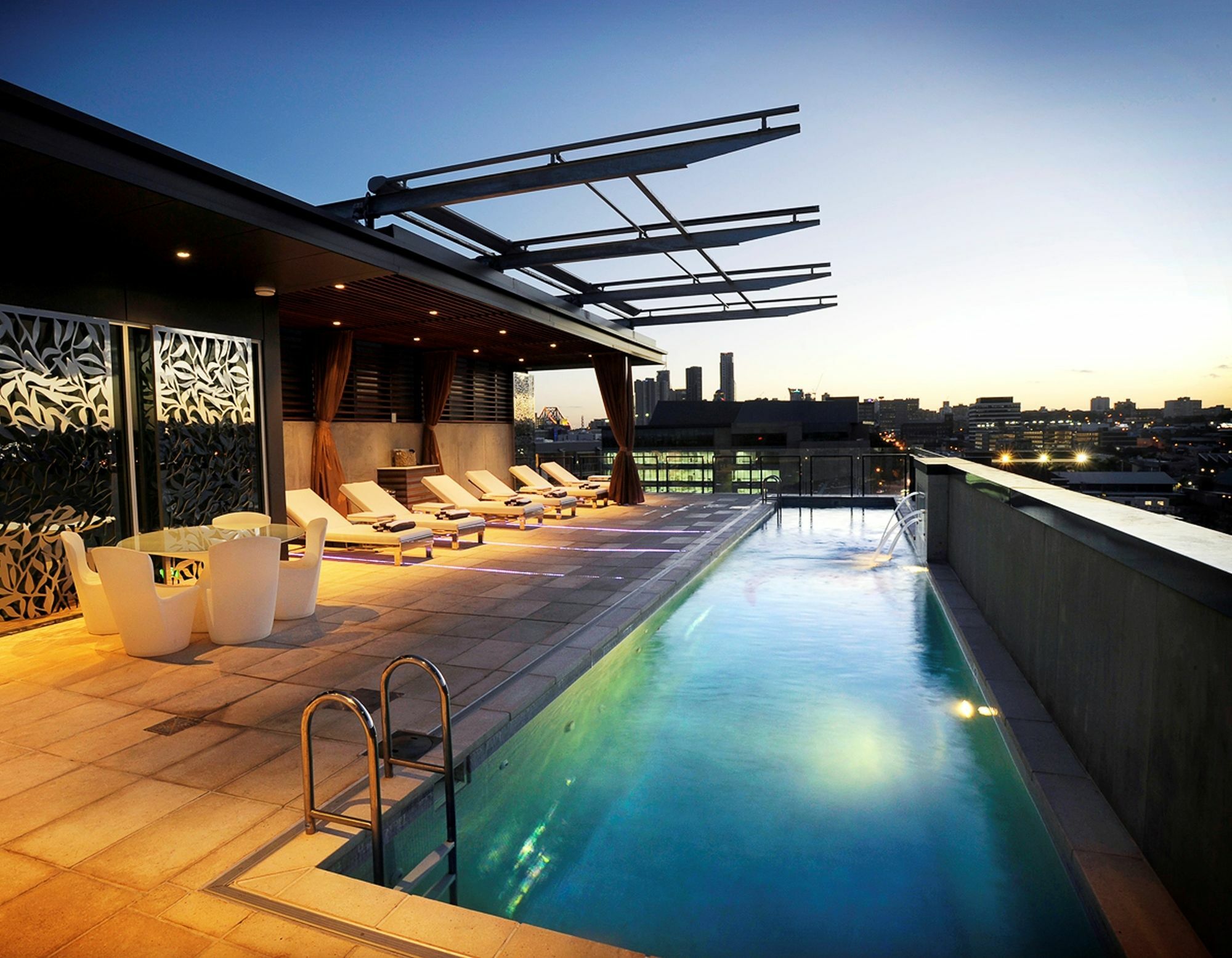 Ovolo The Valley Brisbane Exterior foto Rooftop pool at the hotel